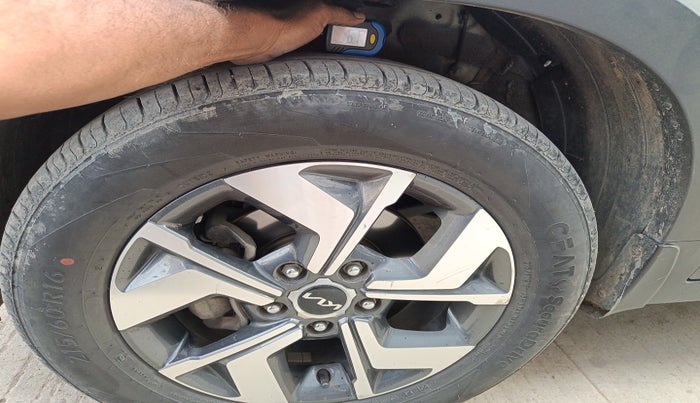 2021 KIA SONET HTX 1.5 AT, Diesel, Automatic, 1,06,105 km, tyre