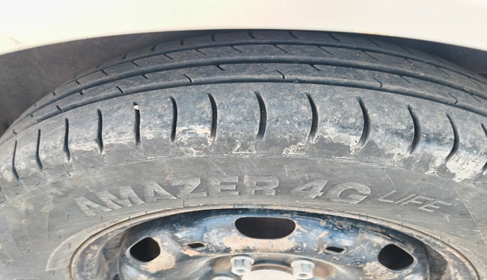 2013 Skoda Rapid AMBITION 1.6 TDI CR MT, Diesel, Manual, 1,25,249 km, tyre