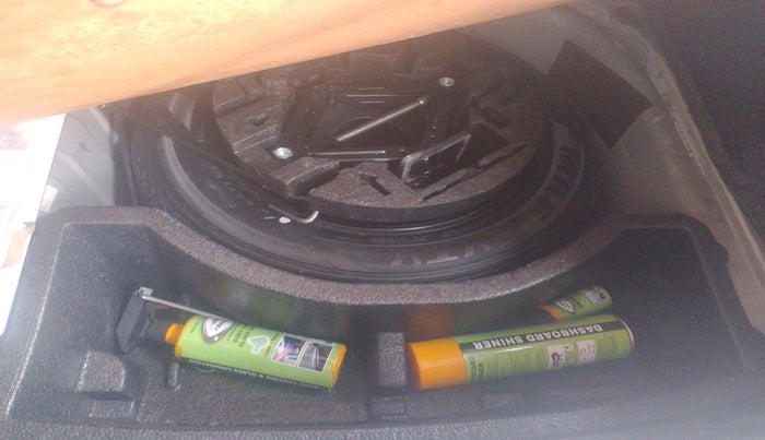 2016 Volkswagen Vento HIGHLINE 1.5 AT, Diesel, Automatic, 1,07,520 km, tyre