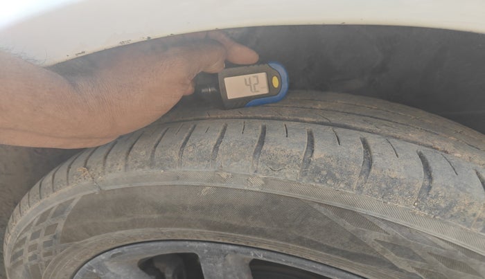 2014 Audi A4 2.0 TDI S LINE, Diesel, Automatic, 1,00,221 km, tyre