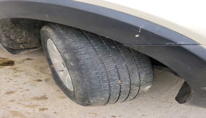 2011 Chevrolet Captiva LTZ AWD AT, Diesel, Automatic, 1,82,384 km, tyre