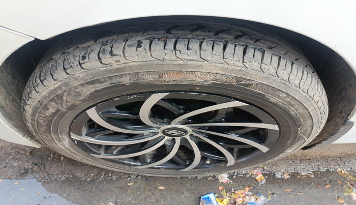 2014 Hyundai New Elantra 1.6 SX MT DIESEL, Diesel, Manual, 1,27,974 km, tyre