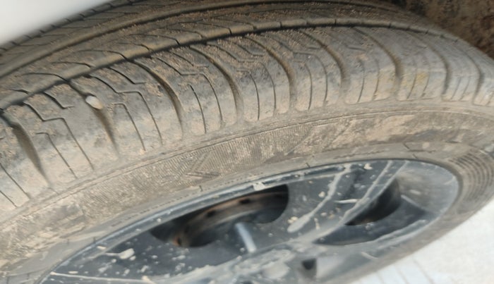 2012 Skoda Rapid ELEGANCE 1.6 TDI CR MT, Diesel, Manual, 2,04,247 km, tyre