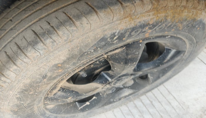 2012 Skoda Rapid ELEGANCE 1.6 TDI CR MT, Diesel, Manual, 2,04,247 km, tyre