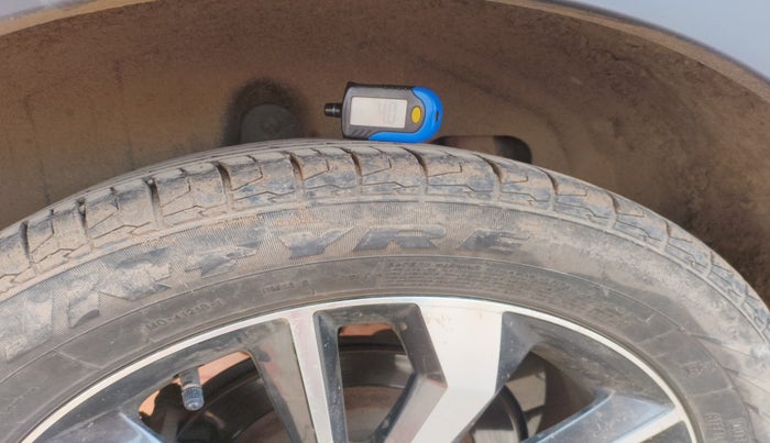 2021 Mahindra XUV300 W8 (O) 1.5 DIESEL, Diesel, Manual, 1,08,562 km, tyre