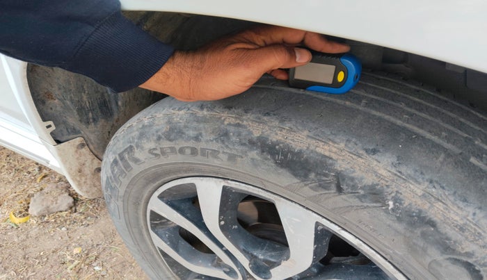 2015 Nissan Terrano XE (D), Diesel, Manual, 2,25,872 km, tyre