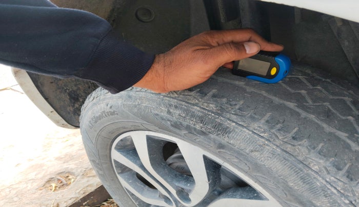 2015 Nissan Terrano XE (D), Diesel, Manual, 2,25,872 km, tyre