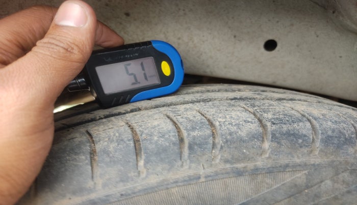 2012 Maruti Eeco 5 STR, Petrol, Manual, 2,00,000 km, tyre