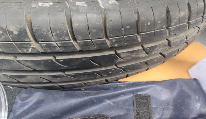 2022 Hyundai AURA SX 1.2 CNG, Petrol, Manual, 1,21,399 km, tyre