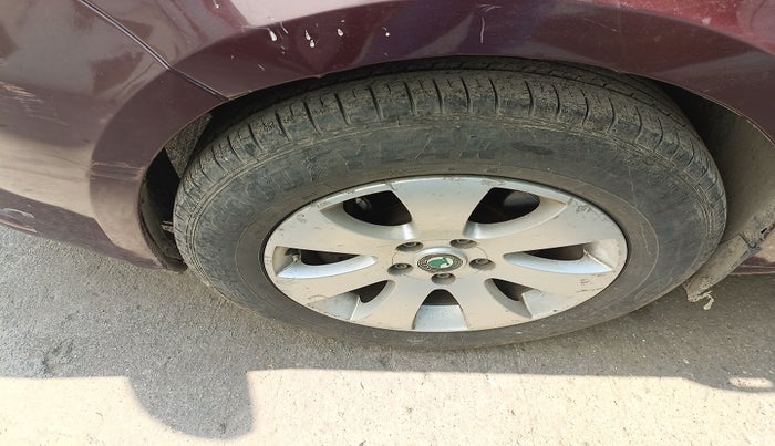 2011 Skoda Superb ELEGANCE 1.8 TSI AT, Petrol, Automatic, 1,01,265 km, tyre