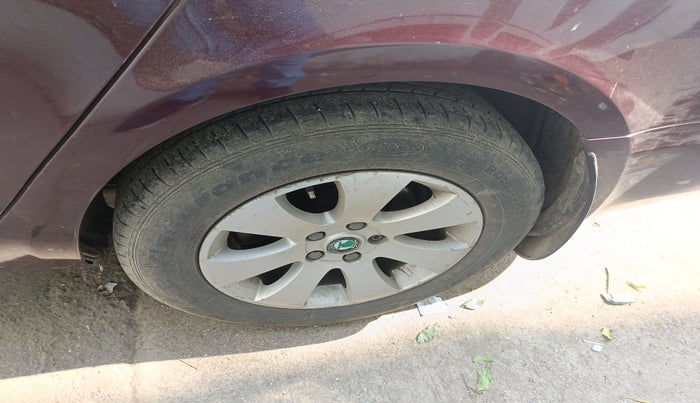 2011 Skoda Superb ELEGANCE 1.8 TSI AT, Petrol, Automatic, 1,01,265 km, tyre