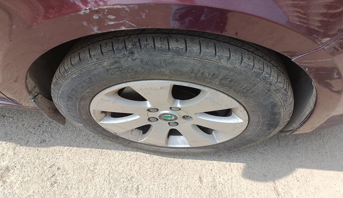 2011 Skoda Superb ELEGANCE 1.8 TSI AT, Petrol, Automatic, 1,01,265 km, tyre