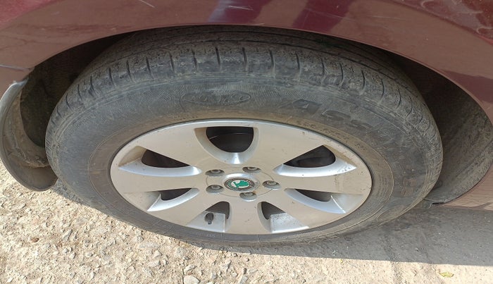 2011 Skoda Superb ELEGANCE 1.8 TSI AT, Petrol, Automatic, 1,01,265 km, tyre