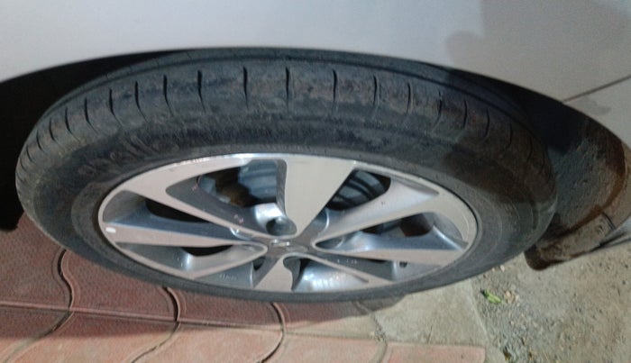 2016 Hyundai Elite i20 ASTA 1.2, Petrol, Manual, 1,65,938 km, tyre