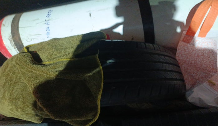 2016 Hyundai Elite i20 ASTA 1.2, Petrol, Manual, 1,65,938 km, tyre