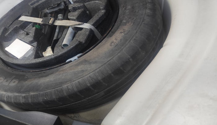 2012 Skoda Laura AMBITION 2.0 TDI CR MT, Diesel, Manual, 1,40,260 km, tyre