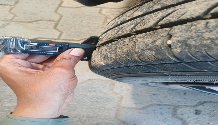 2011 Maruti Ritz LXI, Petrol, Manual, 1,46,000 km, tyre