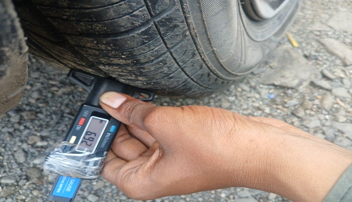 2011 Maruti Ritz LXI, Petrol, Manual, 1,46,000 km, tyre