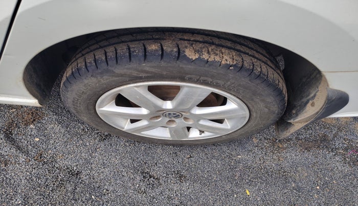 2011 Volkswagen Vento HIGHLINE 1.6 MPI, Petrol, Manual, 89,712 km, tyre