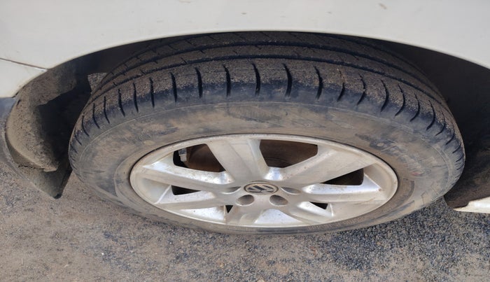 2011 Volkswagen Vento HIGHLINE 1.6 MPI, Petrol, Manual, 89,712 km, tyre