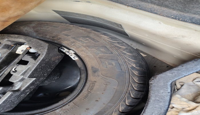 2011 Volkswagen Vento HIGHLINE 1.6 MPI, Petrol, Manual, 89,712 km, tyre