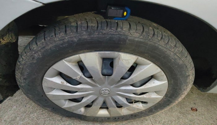 2014 Toyota Etios G, Petrol, Manual, 1,49,978 km, tyre