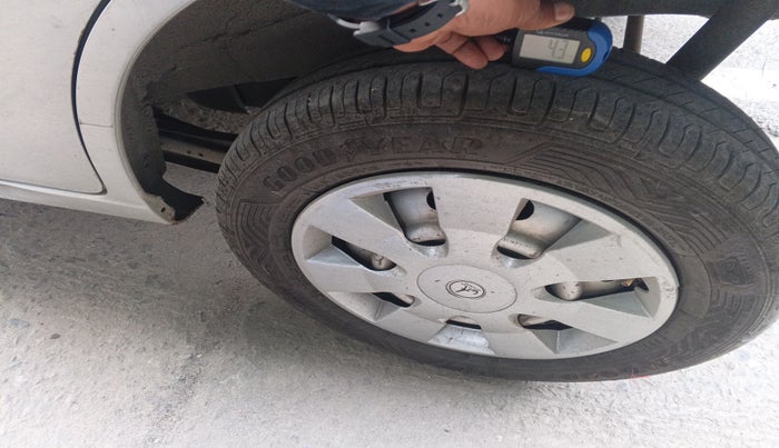 2011 Maruti Wagon R 1.0 LXI CNG, Petrol, Manual, 1,17,752 km, tyre