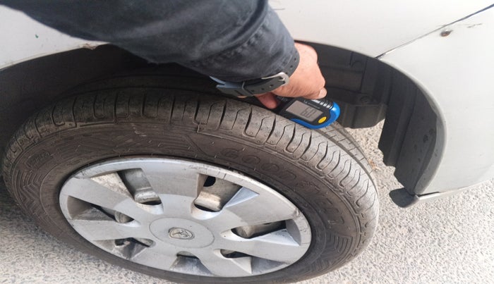 2011 Maruti Wagon R 1.0 LXI CNG, Petrol, Manual, 1,17,752 km, tyre