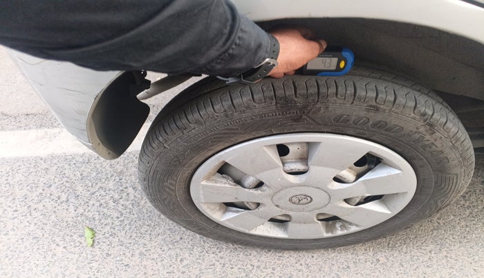 2011 Maruti Wagon R 1.0 LXI CNG, Petrol, Manual, 1,17,752 km, tyre