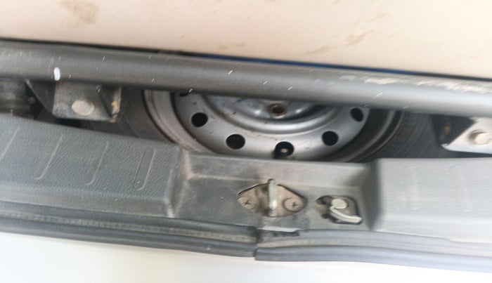 2011 Maruti Wagon R 1.0 LXI CNG, Petrol, Manual, 1,17,752 km, tyre