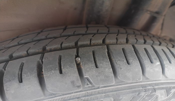 2015 Hyundai Grand i10 MAGNA 1.1 CRDI, Diesel, Manual, 1,04,478 km, tyre