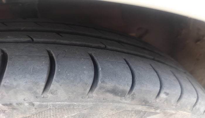 2015 Hyundai Grand i10 MAGNA 1.1 CRDI, Diesel, Manual, 1,04,478 km, tyre