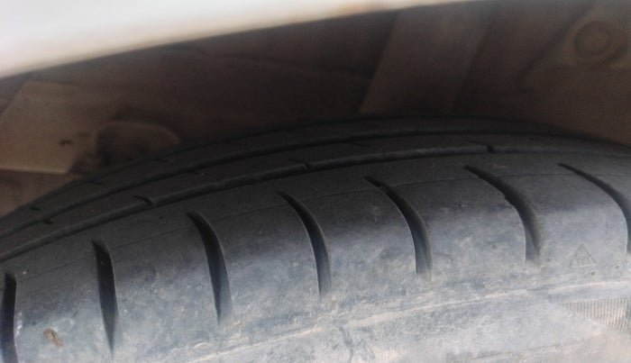 2015 Hyundai Grand i10 MAGNA 1.1 CRDI, Diesel, Manual, 1,04,478 km, tyre