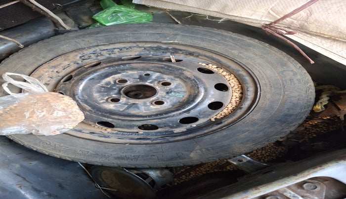 2016 Hyundai Eon ERA +, Petrol, Manual, 1,84,094 km, tyre