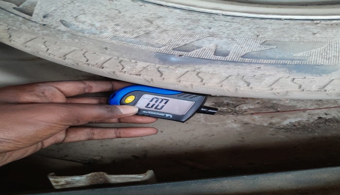 2016 Maruti Alto 800 STD, Petrol, Manual, 1,33,831 km, tyre