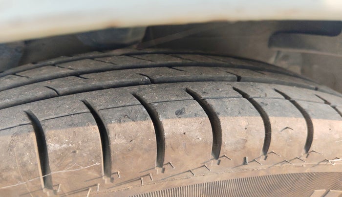 2013 Hyundai i10 MAGNA 1.1, Petrol, Manual, 1,63,784 km, tyre