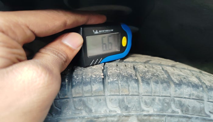 2019 Maruti Swift VXI AMT, Petrol, Automatic, 1,00,830 km, tyre