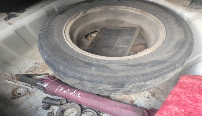 2010 Hyundai Verna VGT CRDI SX 1.5, Diesel, Manual, 2,51,698 km, tyre