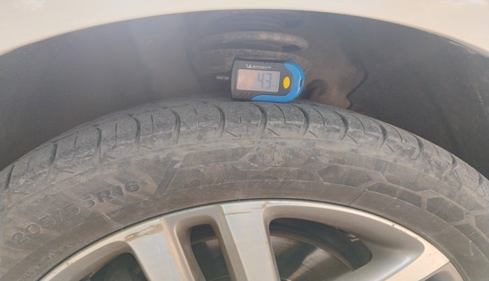 2011 Volkswagen Jetta HIGHLINE TDI AT, Diesel, Automatic, 1,62,080 km, tyre