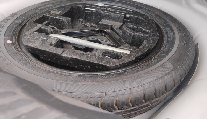 2011 Volkswagen Jetta HIGHLINE TDI AT, Diesel, Automatic, 1,62,080 km, tyre