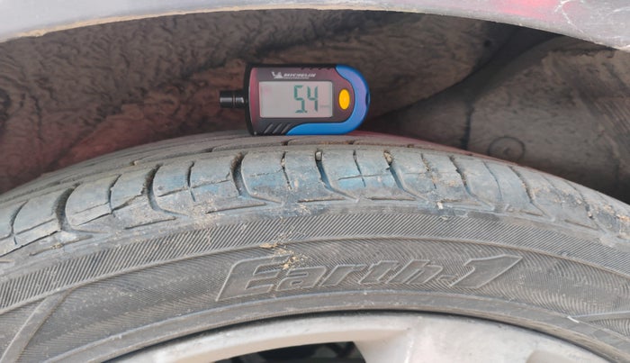 2013 Hyundai Verna FLUIDIC 1.6 CRDI SX, Diesel, Manual, 1,76,027 km, tyre