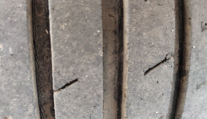 2015 Maruti Swift VDI, Diesel, Manual, 94,092 km, tyre