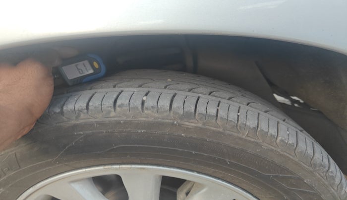 2012 Toyota Innova 2.5 VX 8 STR, Diesel, Manual, 1,21,691 km, tyre