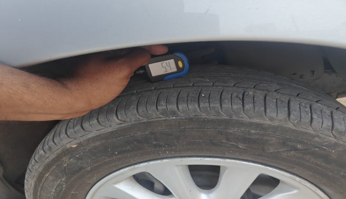 2012 Toyota Innova 2.5 VX 8 STR, Diesel, Manual, 1,21,691 km, tyre