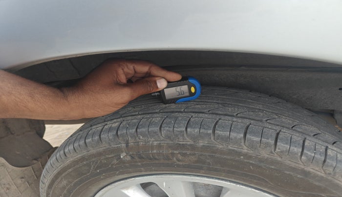 2012 Toyota Innova 2.5 VX 8 STR, Diesel, Manual, 1,21,691 km, tyre