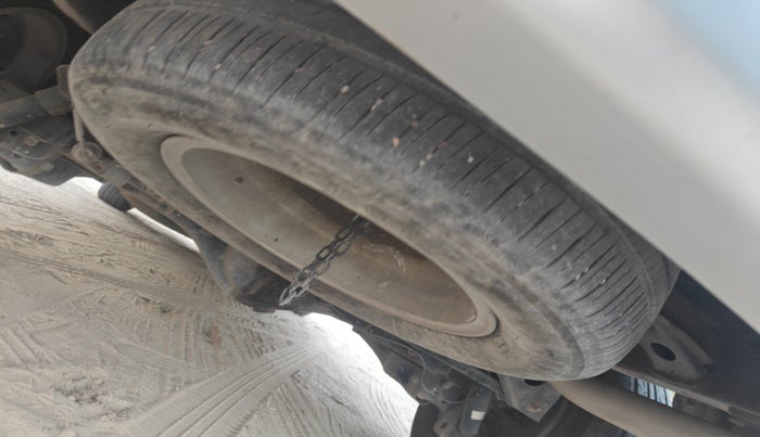 2012 Toyota Innova 2.5 VX 8 STR, Diesel, Manual, 1,21,691 km, tyre