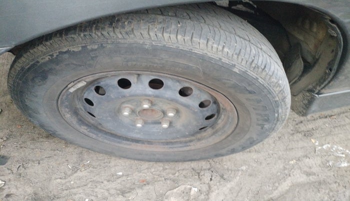 2012 Toyota Innova GX 2.5 7 STR, Diesel, Manual, 3,20,273 km, tyre