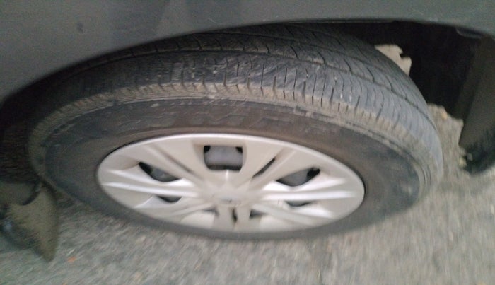 2012 Toyota Innova GX 2.5 7 STR, Diesel, Manual, 3,20,273 km, tyre