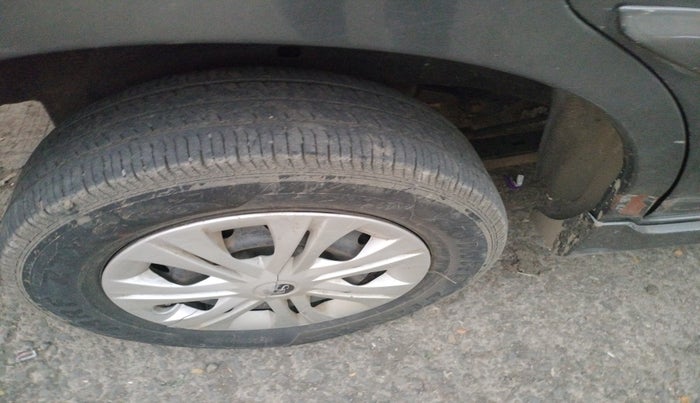 2012 Toyota Innova GX 2.5 7 STR, Diesel, Manual, 3,20,273 km, tyre