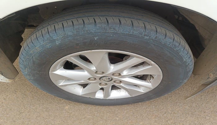 2017 Toyota Innova Crysta 2.4 GX 8 STR, Diesel, Manual, 2,51,260 km, tyre